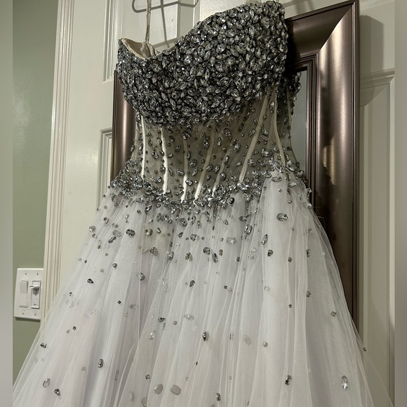 Jovani Size 8 White Ballgown Dress Rhinestone Corset Sweet 16 Quincinera Wedding - Picture 5 of 5